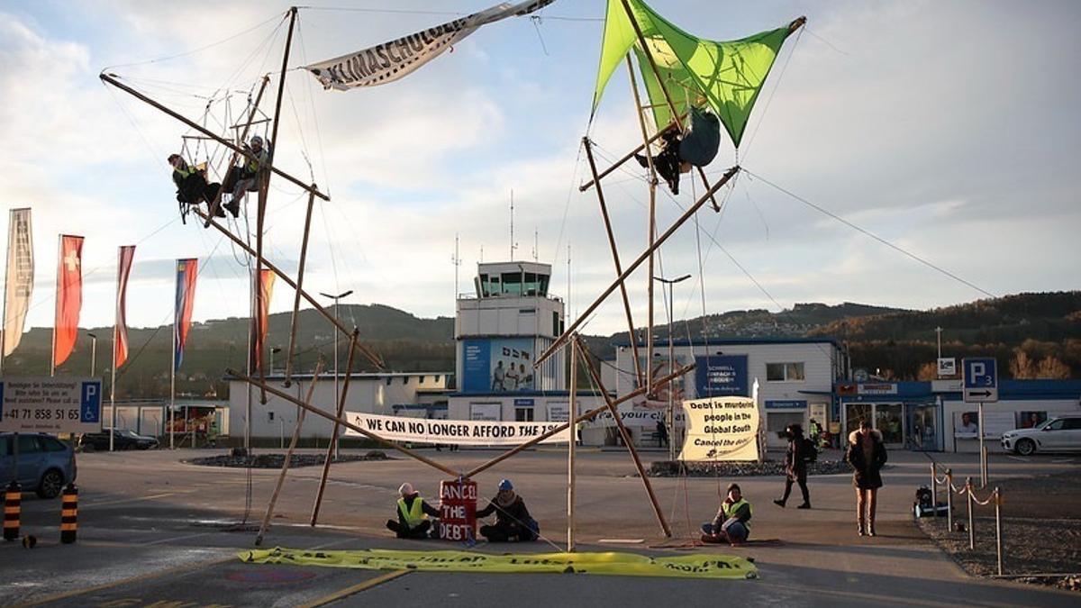 Activistas climáticos ocupan un aeródromo privado de Suiza en protesta contra el Foro Mundial de Davos