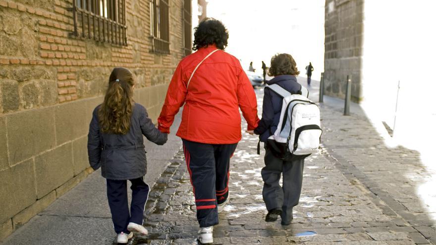 Trabajo avisa de que el nuevo permiso parental de ocho semanas debe ser retribuido antes de agosto de 2024