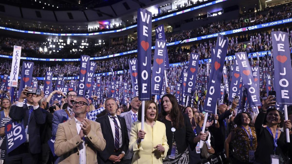 Los demócratas, entre ellos Nancy Pelosi, con carteles de apoyo a Joe Biden durante la Convención Demócrata en Chicago.