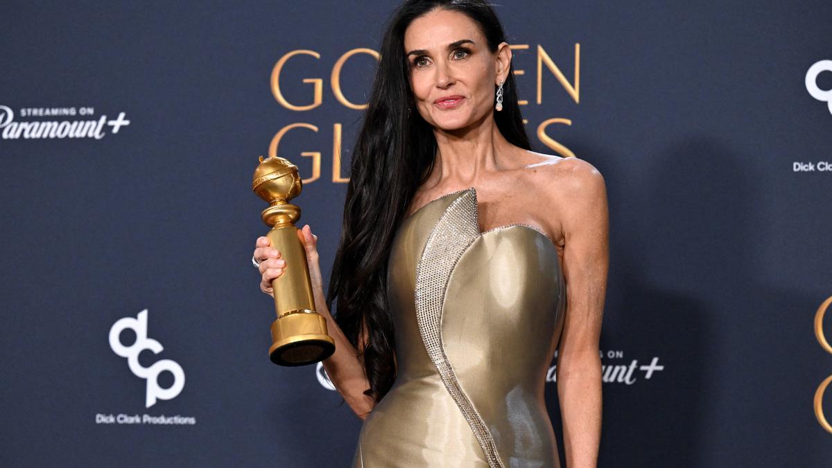 Demi Moore con su Globo de Oro por 'La sustancia'