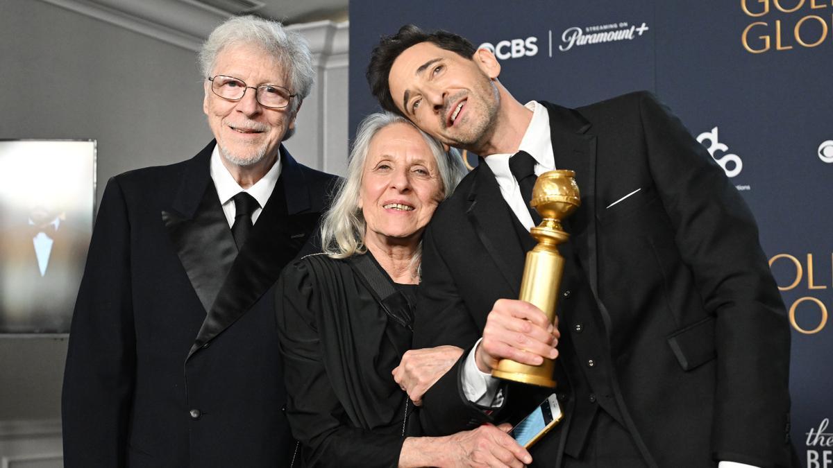 Adrien Brody posa junto a sus padres y el Globo de Oro al Mejor actor por 'The brutalist'