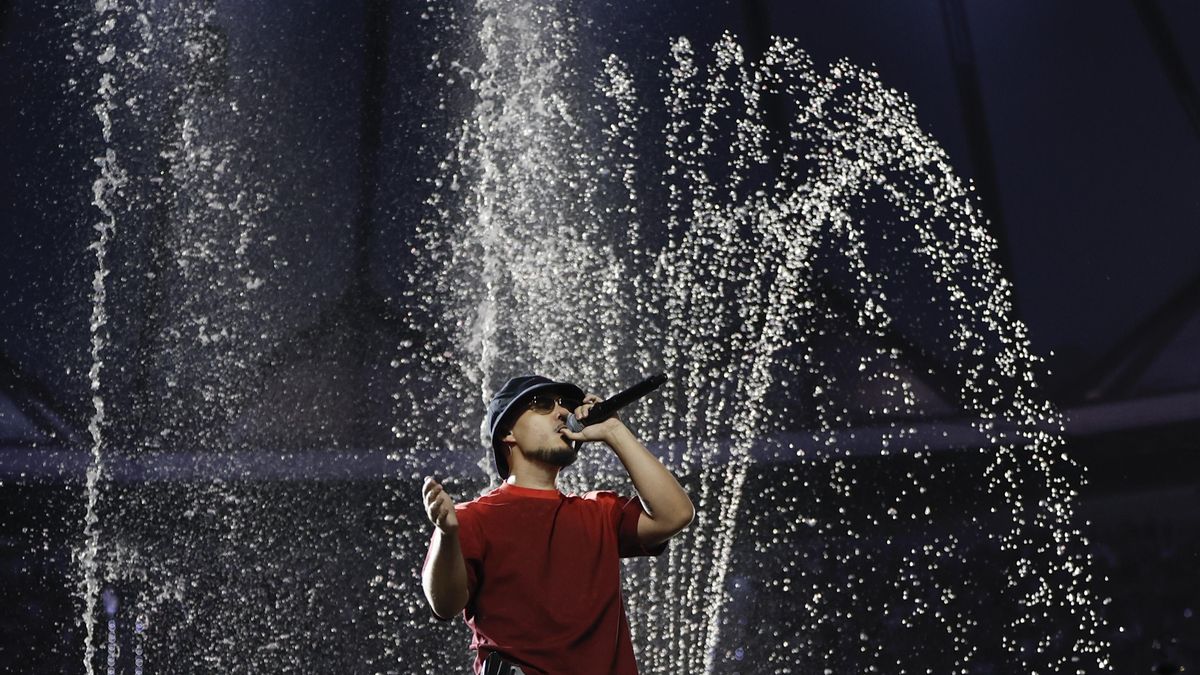 Música “folclórica atemporal” y un chorro de agua por encima del estadio: Dellafuente conquista el Metropolitano