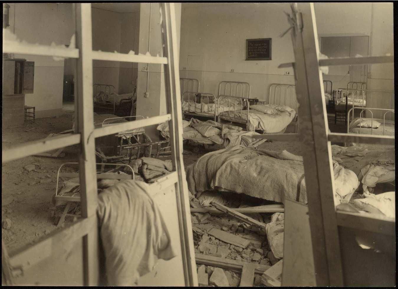 Destrozos de los bombardeos en el interior del Hospital San Carlos y el Hospital Provincial de Madrid durante la Guerra Civil