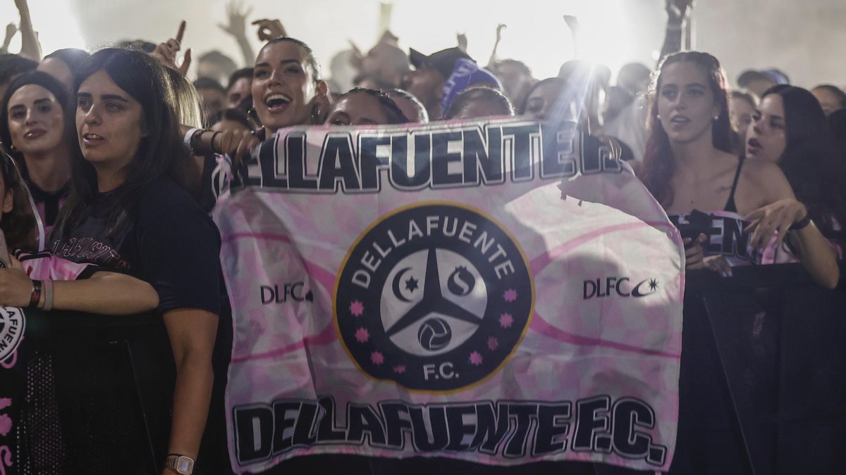 Público con banderas de Dellafuente Fútbol Club