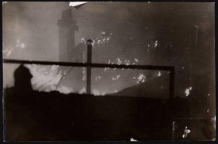 Fuego durante los bombardeos sobre el Hospital San Carlos y el Hospital Provincial de Madrid durante la Guerra Civil