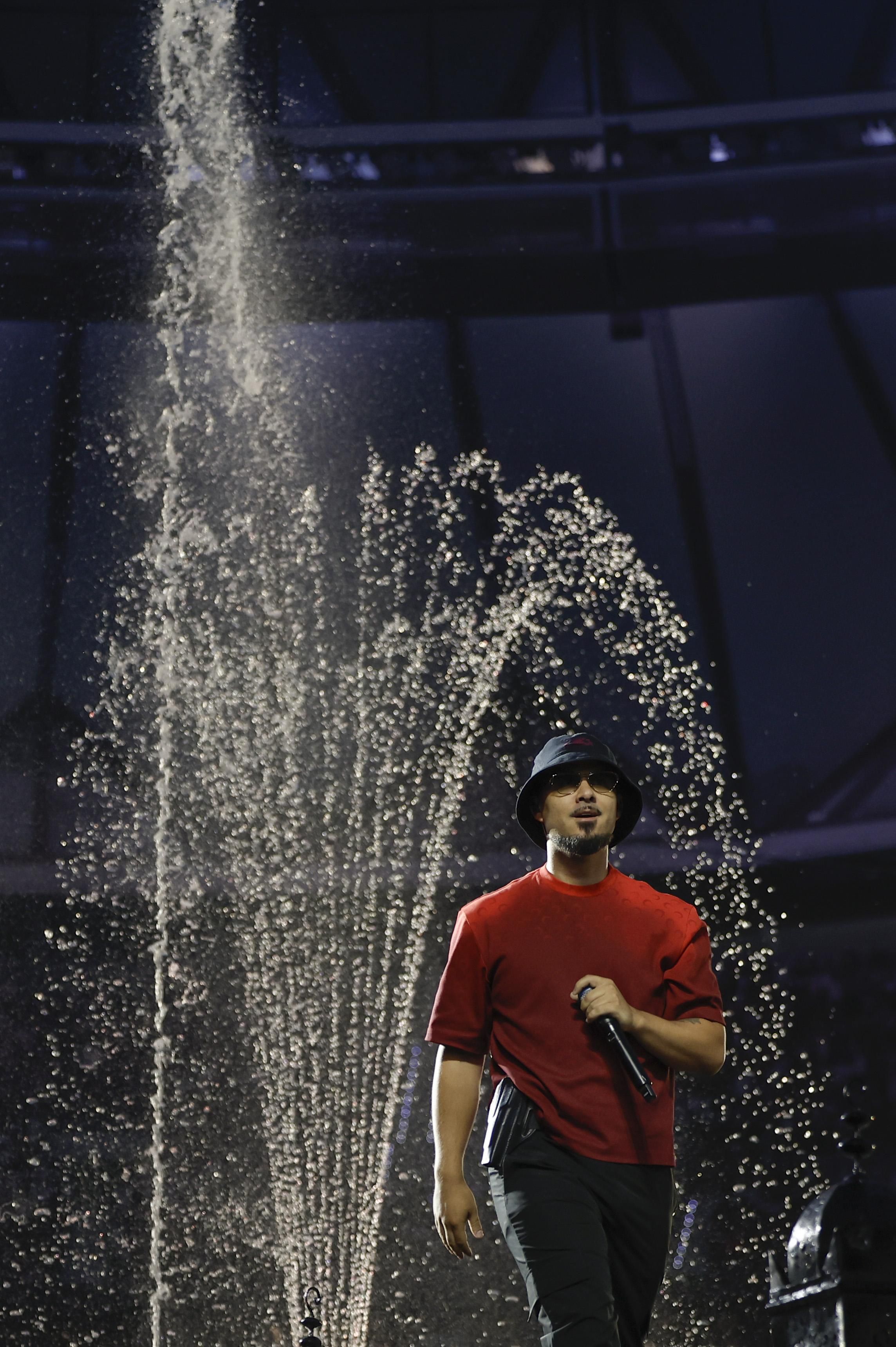 El cantante granadino Dellafuente durante el concierto que ofrece este jueves en el estadio Metropolitano, en Madrid